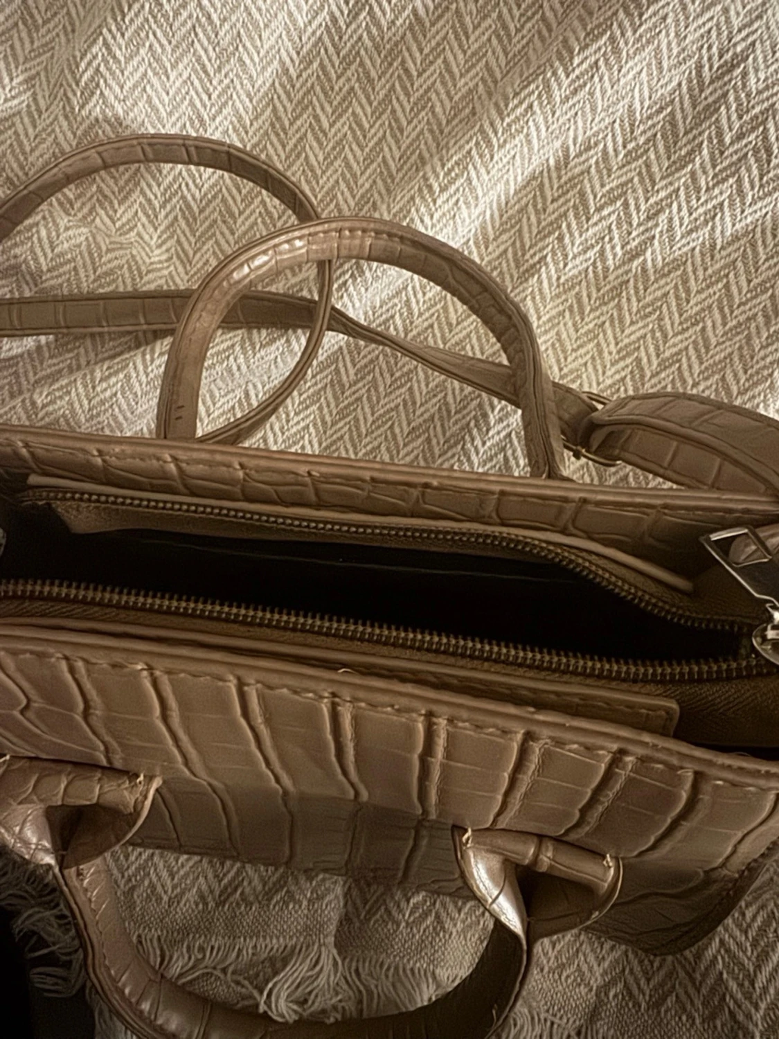 Beige handväska i krokopräglat skinn - 1