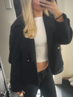 Blå kappa - Stilren blå kappa ifrån Gina! Jätte bra skick