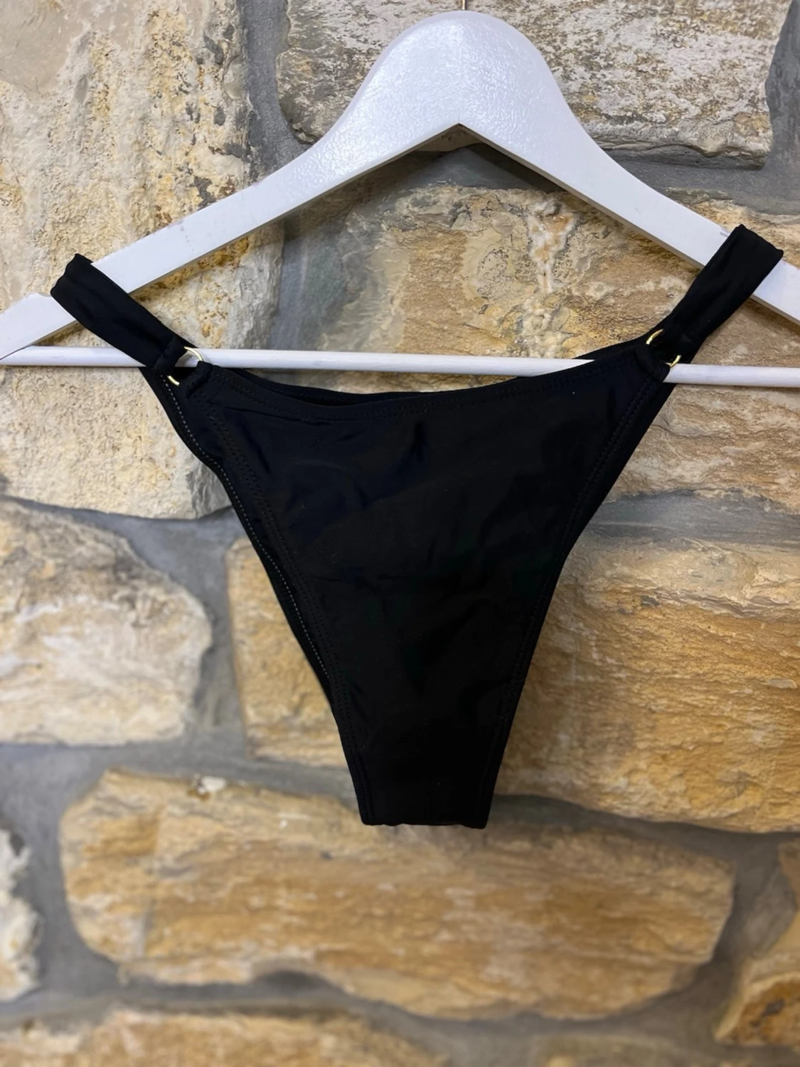 Svart bikini med knyt och ringdetaljer - 1