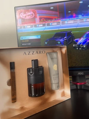 Azzaro Wanted parfymset - jätte god parfym som passar till vintern och våren.  köptes för 1800kr och är äkta. Mamma köpte den till mig på min födelsedag och jag gillade inte den. Priset kan diskuteras inom snabb affär.