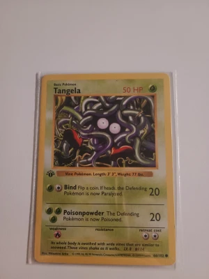 Tangela  1st Edition  - Säljer ett original Pokémonkort av Tangela från Base Set. Kortet har gul ram, motiv med lila och gröna vinrankor samt röda fötter. Kortet är på engelska och har 50 HP. Perfekt för samlare eller nostalgiker!