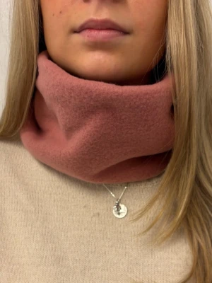 Rosa Buff - merry berry - 🩷Rosa fleece buff- merry berry💞❤️ Handgjorda av vårat uf företag - Beyondbuff. Det finns ett begränsat antal så hör gärna av dig innan du köper. Mått: 17 höjd, 27 bredd (rakt över)