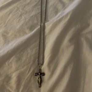 Kors halsband.  - Silver halsband stämplad 925.  Länken är 60Cm lång. 