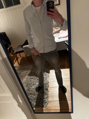 Ralph Lauren Skjorta - Snygg randig ljusblå Ralph Lauren skjorta | Kanon skick | Modellen på bilden är 182 och väger 70 kg | P018