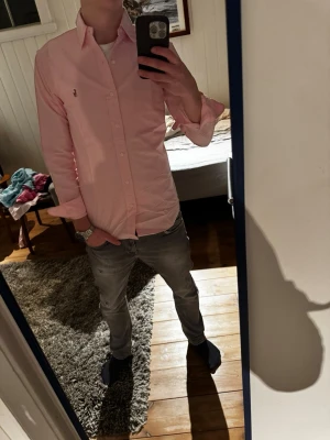 Ralph Lauren skjorta - Snygg rosa Ralph Lauren skjorta | Kanon skick | Modellen på bilden är 182 och väger 70 kg | P033