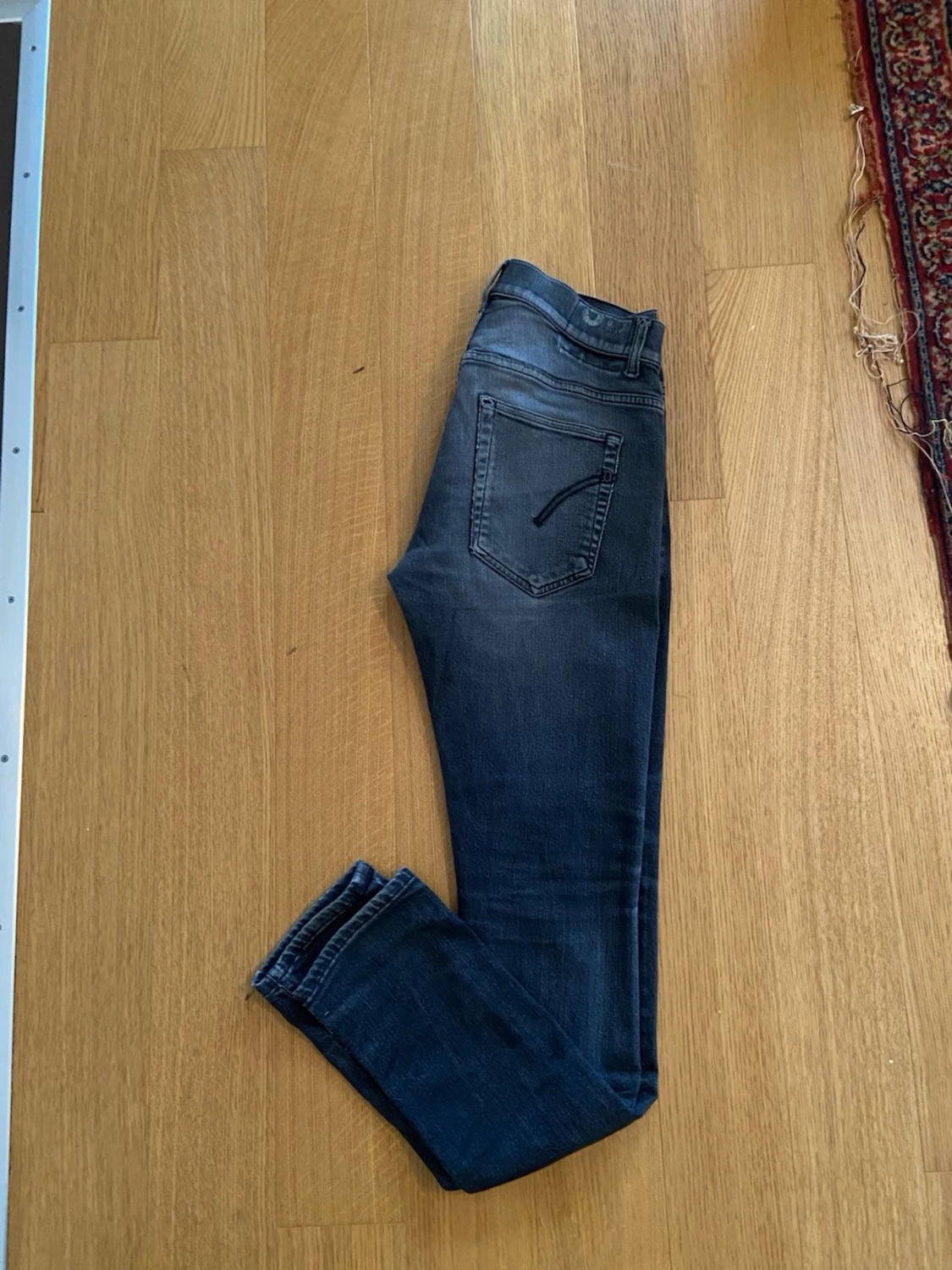 Gråa skinny jeans med tvättade detaljer - 2