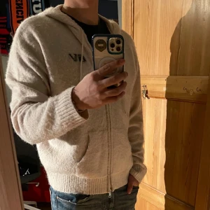 Beige hoodie från BVALDI  - | Säljer en jättemysig hoodie från Bvaldi | Storlek M men passar även L | Skick 10/10 | Köptes förra året men har knappt använts | Tröjan säljs ej längre och nypris ~1000 | Pris 600 men kan såklart diskuteras |
