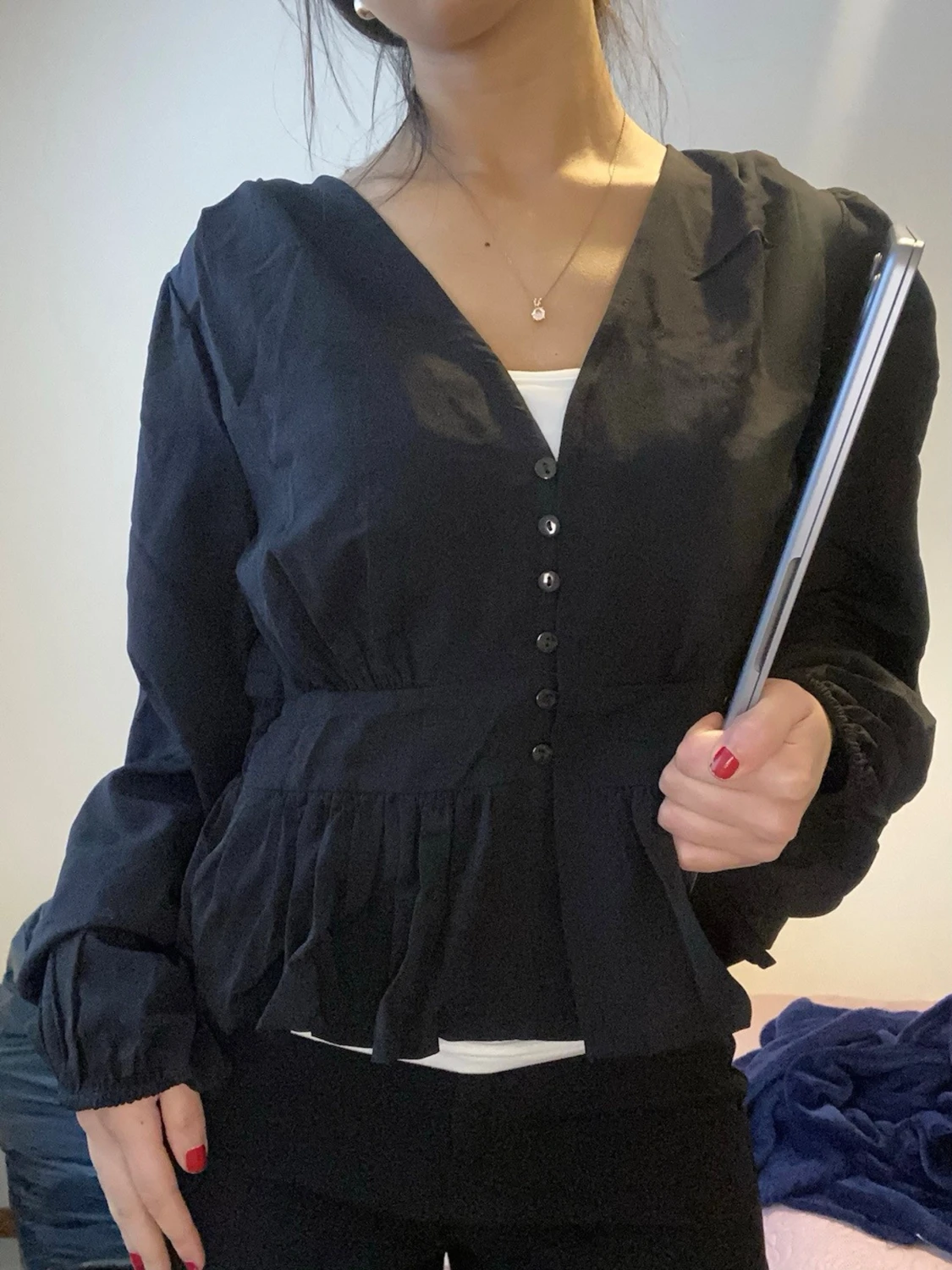 Svart blus med volang och knappar - 2