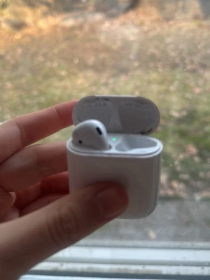 Airpods  - Airpods 2023 saknar ena örat men har hög musik i den som finns bra ljud och sol vanliga airpods köpta för 1100kr