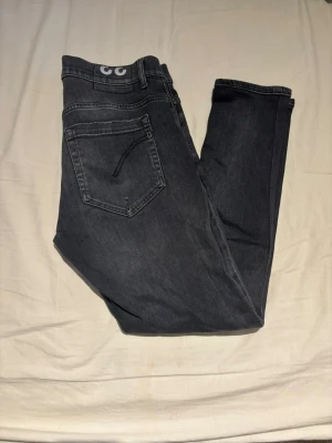 Dondup George jeans - Skick 10/10 storlek 32 passar 31. De är ljusare än på bilden. Hojta vid minsta lilla fråga