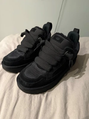 Svarta UGG Lowmel storlek 44 - Säljer ett par svarta UGG lowmel i storlek 44 perfekt nu när det är kallt och jag köpte dom från merchsweden och dom är använda ett fåtal gånger