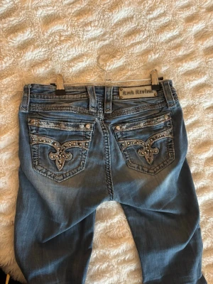 Bootcut jeans från Rock Revival - Extremt snygga jeans från Rock Revival köpte på second hand för ca 800kr💞 Extremt mycket detaljer, sitter bootcut! 🤗