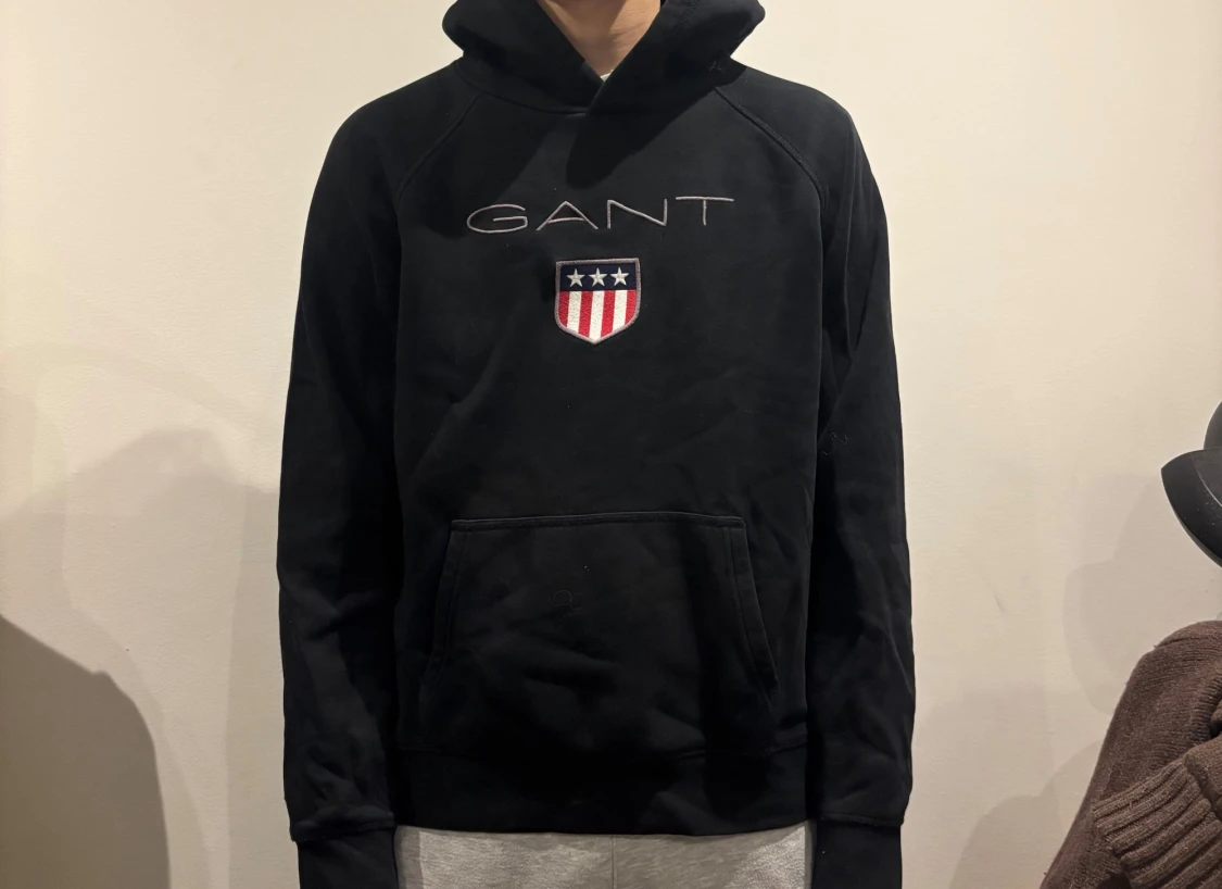 Svart hoodie från GANT med logga
