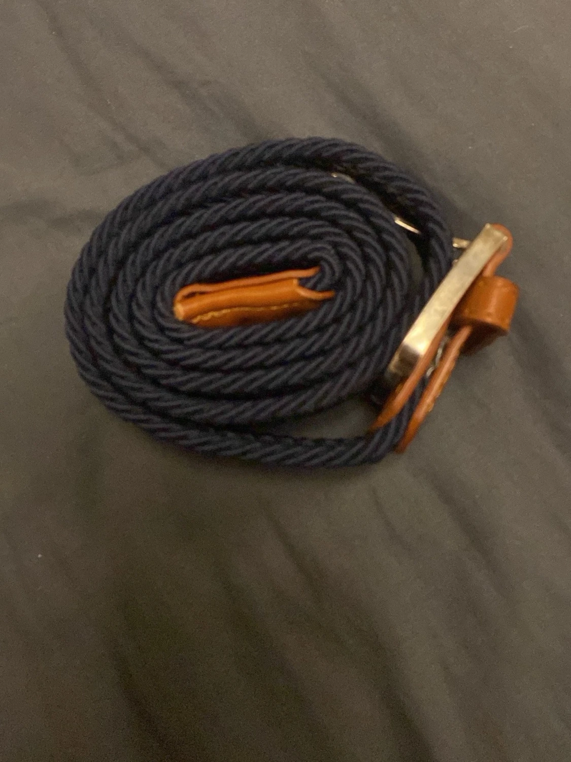 Mörkblå flätat bälte med läderdetaljer - 2