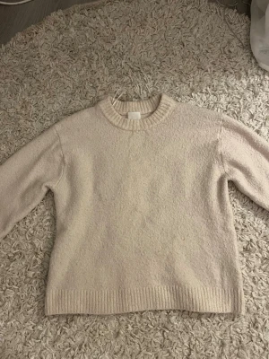Ljusrosa stickad tröja  - Fin stickad tröja från hm, den är inte nopprig utan modellen är så.