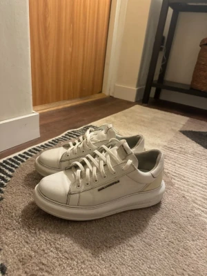 Vita sneakers från Karl Lagerfeld - Stilrena vita sneakers från Karl Lagerfeld, använda i en sommar så sparsamt använda nypris 2500🙃