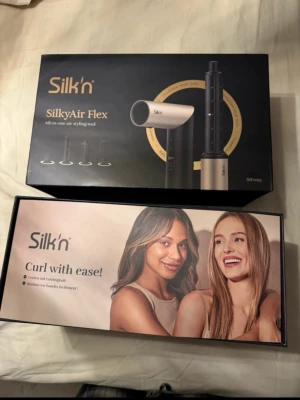 Silk'n SilkyAir Flex stylingverktyg - Säljer min hairstyler från Silk’n (5 in 1). Jag har endast testat denna en gång, och då testade jag bara rund borsten och ett lock verktyg, dom andra 3 är inte testade! Allt finns kvar som kom med. Priset för denna är 2900kr men eftersom jag testat den och då alltså öppnat den säljer jag den billigare! Skickar den direkt när den blir såld 🥰 Har massa fler bilder så det är bara att fråga om det!
