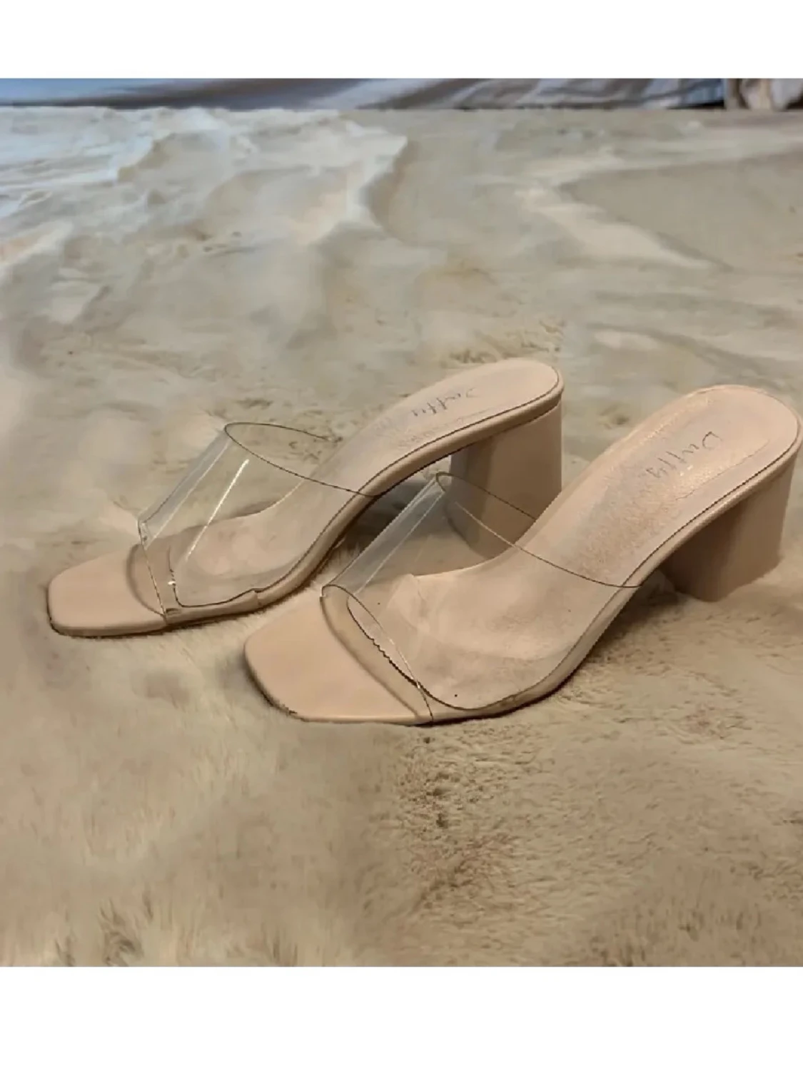 Beige sandaler med klack och transparent rem