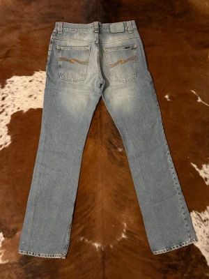 Nudie BootCutOla - Tjena! Säljer dessa riktigt feta Nudie BootCutOla, byxorna är i fint skick och i storlek W32/L34, hör av dig vid funderingar!🙌