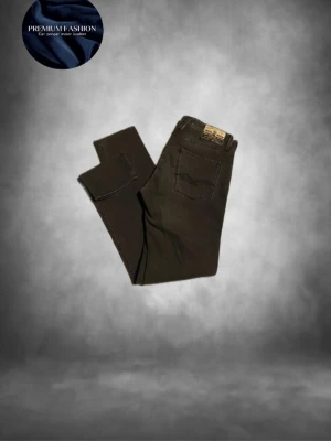 Replay Anbass svarta slim jeans - Svarta Replay Anbass jeans med slim passform. En väldigt unik byxa som passar till allt! Skicket är bra men såklart använda. Storleken är w33 l34. Passar en grabb mellan 185-195! Hör av dig vid minsta lilla 