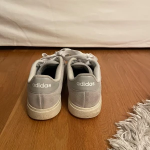 Adidas skor - Säljer ett par gråa campus liknande skor ifrån adidas. Är använda några gånger men är i bra skick. Skorna är i storlek 4 -2/3 (28,5cm från tå till hälen) skriv för fler bilder💕