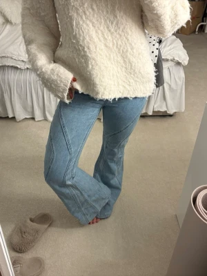 Ljusblå bootcut jeans med sömdetaljer - Säljer ett par ljusblå jeans med bootcut passform och snygga sömdetaljer längs benen🫶🏽🫶🏽