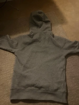 Hoodie Jack and Jones storlek S  - Säljer denna hoodien för jag aldrig använder den längre den är i bra skick. 