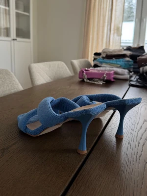 Helt nya blå klackskor - Blåa helt nya klackskor från märket RAID, köpte på ASOS. Bred passform, storlek 40. Aldrig använda.