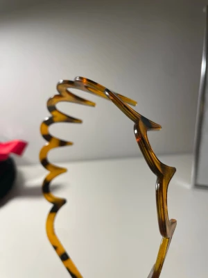 Taggigt diadem - Säljer ett vanligt  taggigt diadem, aldrig använd! Passar både till utsläppt och uppsatt hår.