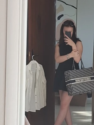  shoppingväska - Säljer en stor väsla med logomönster och tydlig logga framtill. Väskan har rektangulär form och dubbla handtag, perfekt för dig som vill ha plats med allt du behöver. Materialet är troligtvis canvas eller polyester.