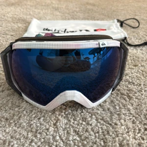 Skidglasögon Googles Quicksilver - Skidglasögon med ljusgrått glas, inga repor på glaset, filtret på ventilerna är helt. Fint skick. 