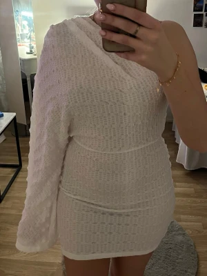 Vit one shoulder klänning  - Säljer  en vit one shoulder klänning. Aldrig använd men finns ingen prislapp på. Lite genomskinlig men går att lösa enkelt.