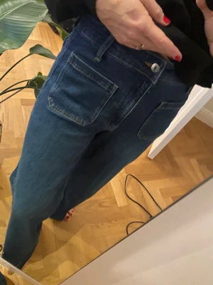 H&M jeans  - Utsvängda ’70-tals’ jeans med hög midja från H&M. Storlek 38. Fint skick men en storlek för stora för mig.  