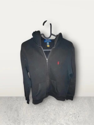 Polo Ralph Lauren Zip-up Hoodie i svart - 10-12! Priset är ej hugget i sten🙌🏼