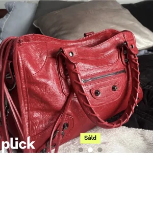 Röd väska - Super trendig röd väska! Säljer då den inte kommer till användning men verkligen en av mina favoriter 