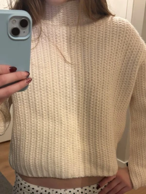 Stickad tröja - Zara - Säljer en begie/creme vit stickad tröja från Zara i storlek S. Tröjan har en högre hals, grov ribbad struktur och lång ärm. Tröjan har prislappen kvar och är helt oanvänd!!