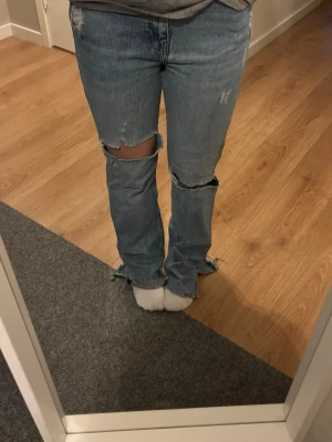 Jeans med hål - pull&bear - As snygga raka jeans med hål, köpt här på plick men är ifrån pull&bear. Midjemått är 37/38 cm och innerbenslängden är 82 cm! 