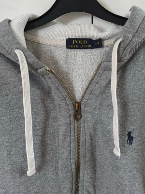 Ralph lauren hoodie  - Grå Ralph lauren hoodie i storlek S, jätte bra skick, hör av er vid frågor