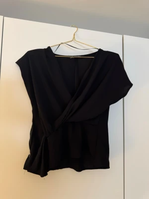 Blus - Blus från zara med ett knyte på magen, dragkedja på sidan finns och funkar! 