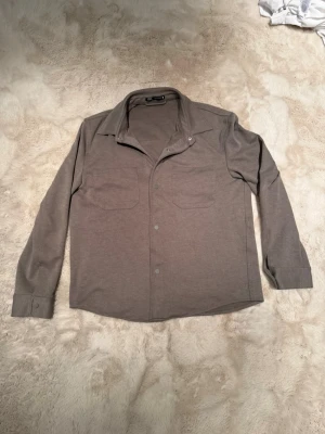  overshirt  - Säljer en stilren beige overshirt från Zara i storlek L. Passar inte längre, skriv vid minsta fundering!