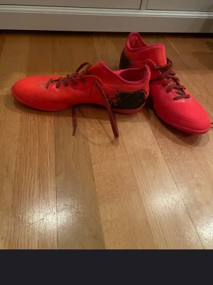 Adidas fotbollsskor stl 42 - Säljer ett par röda fotbollsskor från Adidas. Perfekt för fotbollsträningen eller matchen. Bekväma och stilrena.  Nästan nya bara använda ett fåtal gånger. Se bilder för storlek och skick.  Nypris ca 1100kr