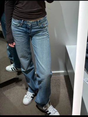 Low jeans straight fit - Säljer ett par eans i ljusblå tvätt från Zara. De har rak passform, låg midja och femficksdesign! Super snygga och sköna! Är 170 för referens🤩