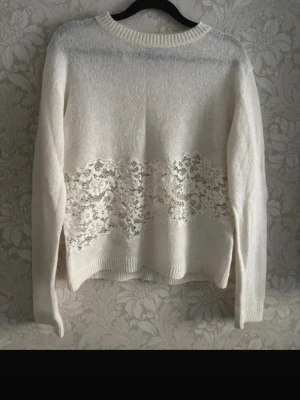 Vit stickad tröja med spets från Zara - Supersöt vit stickad tröja från Zara i storlek M. Men sitter mer som en s! Tvättad och använd en gång! 