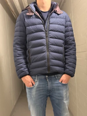  Colmar jacka - Säljer en fet vinterjacka, riktigt varm å tjock. Köptes denna höst för 3200. Priset kan diskuteras. Mvh