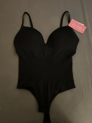 H&M body - Svart body från H&M, är storlek M men passar även som en S. Slutsåld. Helt ny💕.