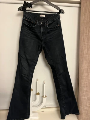 Mörkblåa bootcut jeans från Perfect Jeans - Säljer ett par mörkblåa bootcut jeans från Perfect Jeans i storlek 36. Jeansen har klassisk femficksdesign, knappgylf och är tillverkade i stretchigt denimtyg. Snygg passform med utsvängda ben och midwaist modell.