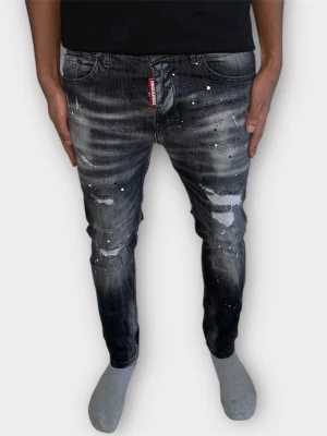 Dsquared2 jeans strl 42 svart  - Helt nya. Fin replika med hög kvalitet. Storlek: EU|42  Pris: 1299kr. Först till kvarn. Skickas direkt inom 24h