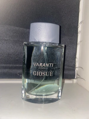 Varanti Giosuè Eau de Toilette - Fräsch och stilren Eau de Toilette för honom. Perfekt för dig som vill ha en modern och enkel doft i vardagen. Snygg flaska och diskret design gör den lätt att ta med sig överallt.