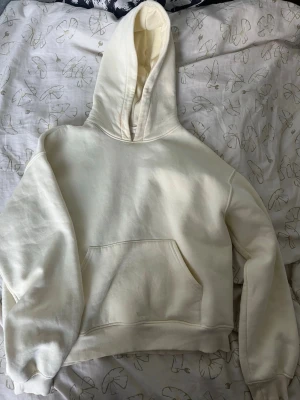 Ljus gul basic hoodie - En fin ljus gul hoodie från Gina tricot i storlek xs jätte snygg och bekväm.