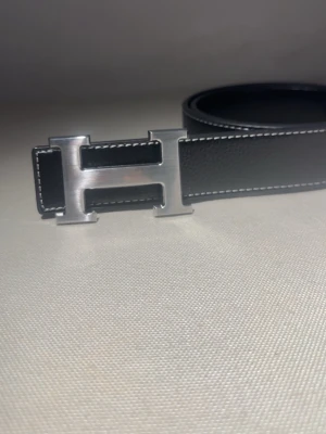 Bälte med H-format spänne – no brand - ✨ Nytt bälte! ✨ 	•	Längd: 110 cm 	•	Finns i vitt & svart ⚪⚫ 	•	Stilrent och praktiskt för alla tillfällen 👌  💖 Köp fler – spara mer! 	•	2 stycken eller fler → rabatt gäller! 🎉